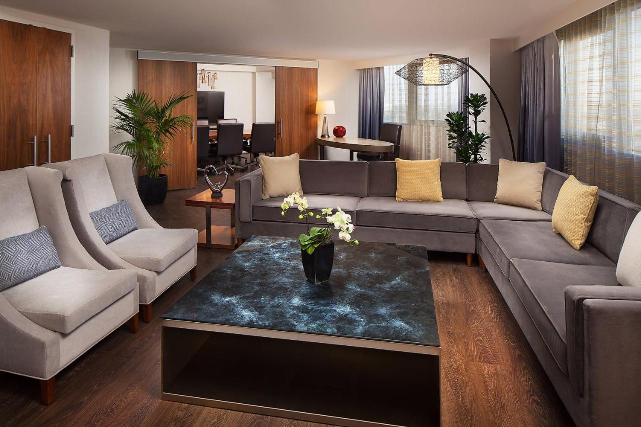 Sheraton Gateway Angeles Hotel 4*