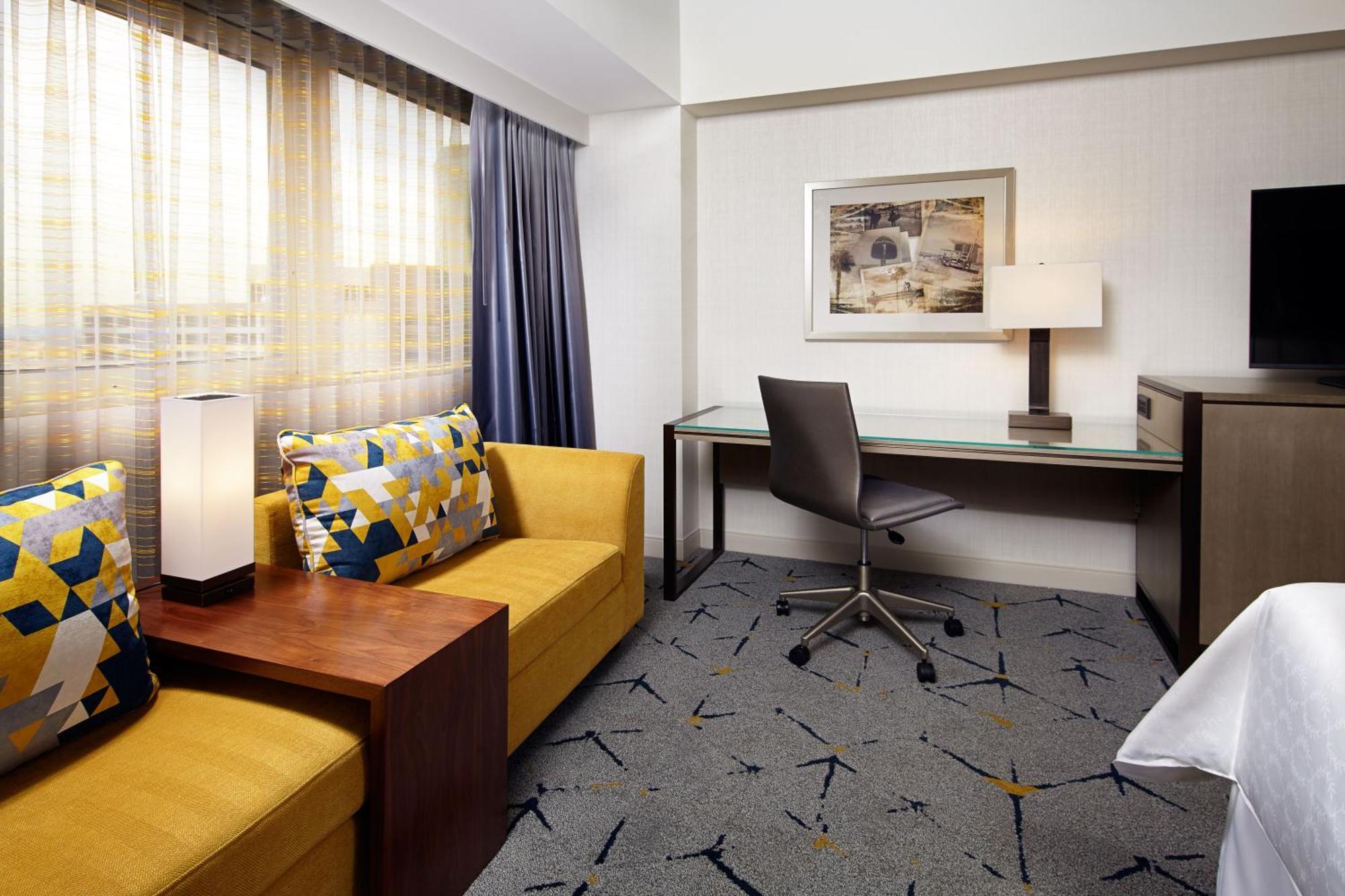 Sheraton Gateway Angeles Hotel 4*